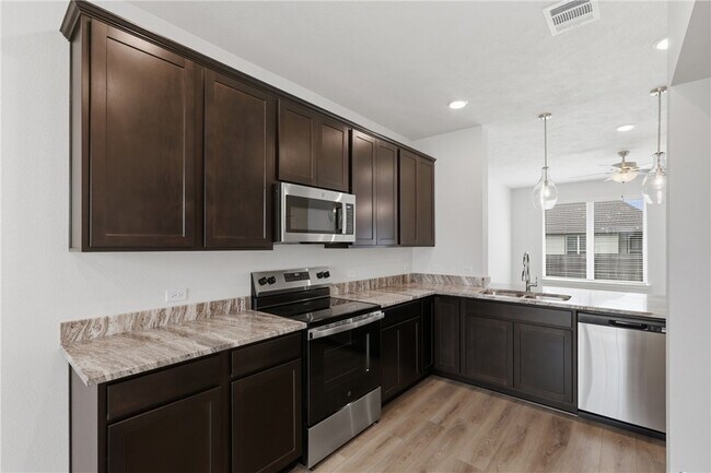 Foto del edificio - 10633 Burgundy Berry Wy