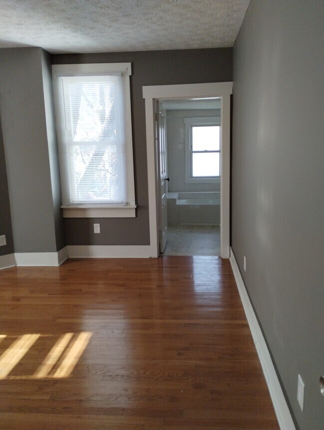 Building Photo - 121 S 5th St