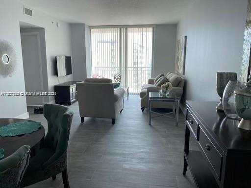 Foto del edificio - 9066 SW 73rd Ct