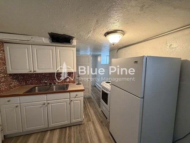 Building Photo - 560 Oneida Ave