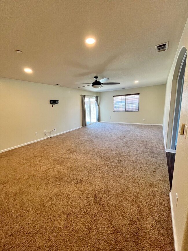 Foto del edificio - Beautiful 4 Bedroom 2 Bath single family h...