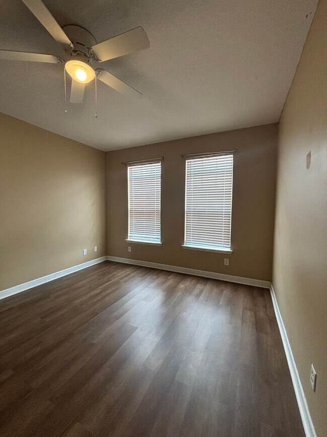 Foto del edificio - **MANAGERS SPECIAL 250 OFF FIRST MONTH REN...