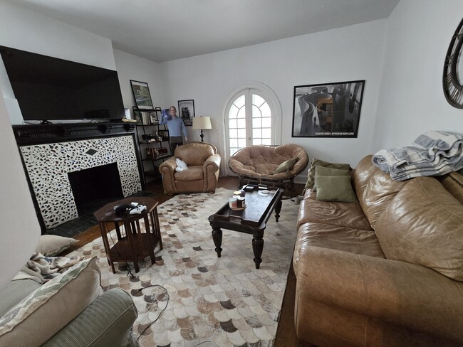 Building Photo - 807 N Sheppard St