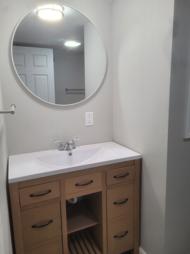 Baño de la planta baja - 111 E 19th St S