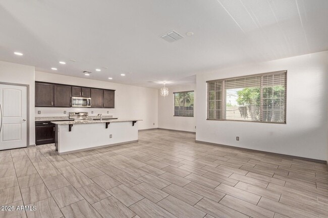 Building Photo - 905 S Canal Dr