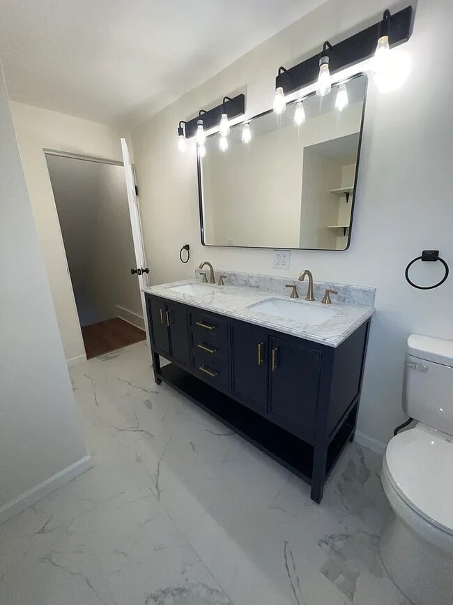 Baño principal 2 - 417 Ella St