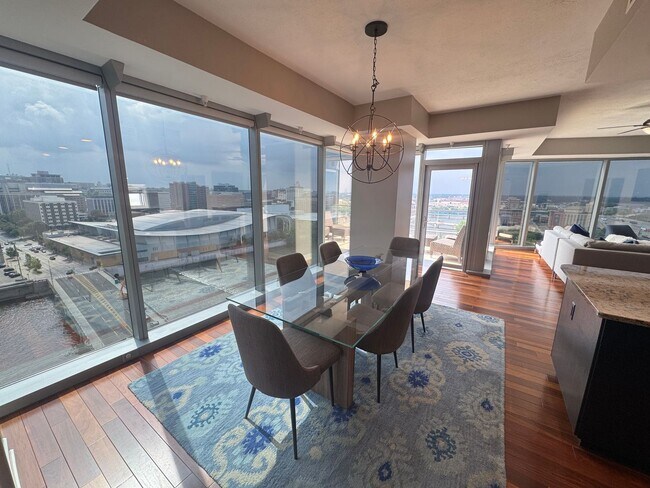 Foto del edificio - Three Bedroom - RiverHouse Condo!