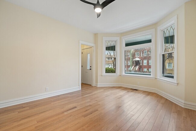 Foto del edificio - 3902 N St Louis Ave