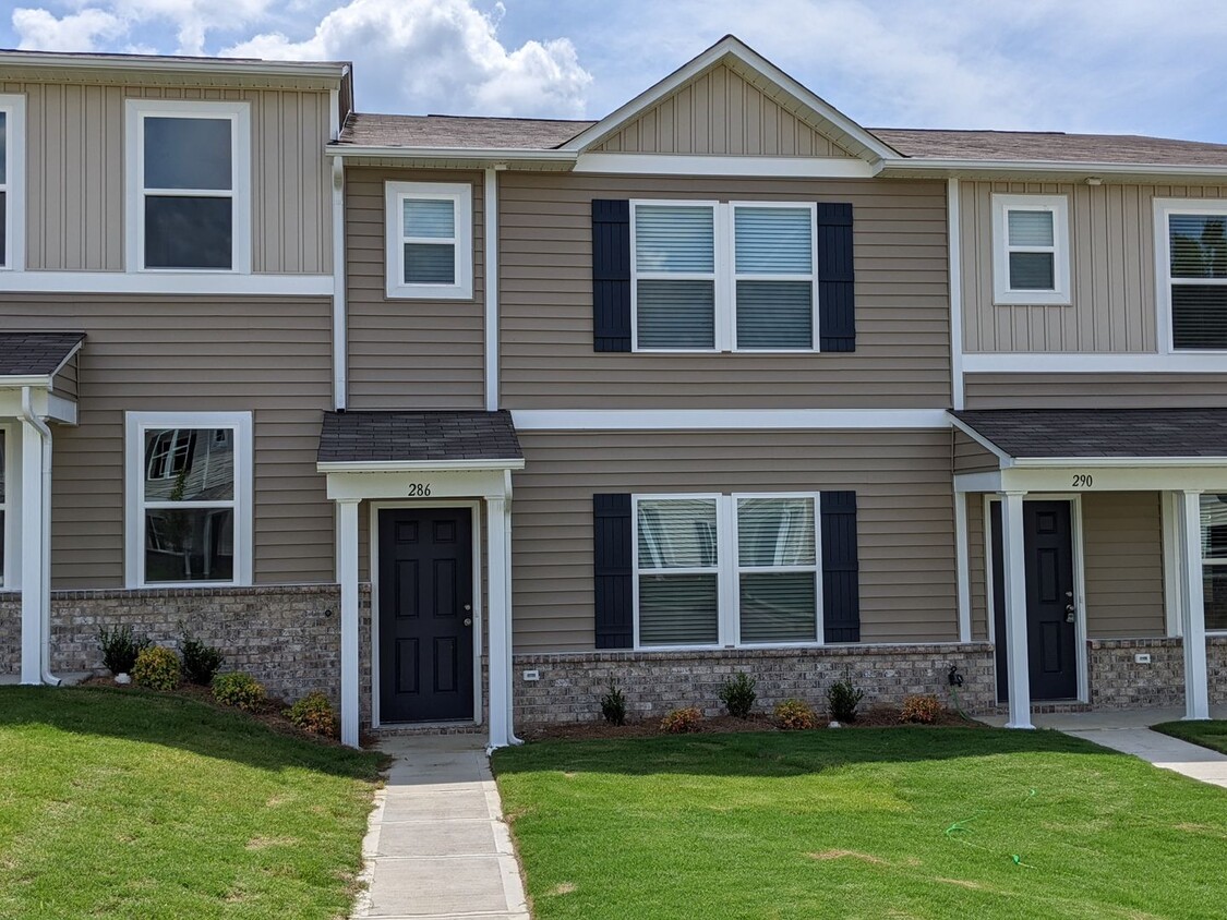 Foto principal - 2-Story Townhome-Salisbury