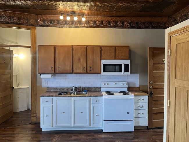 Building Photo - 103 W Railroad St