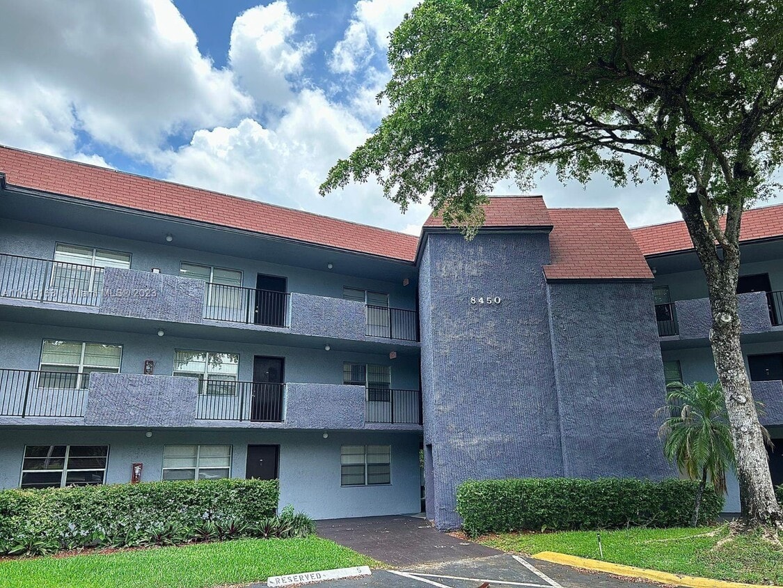 8450 Lagos de Campo Blvd Unit 106, Tamarac, FL 33321 Condo for Rent