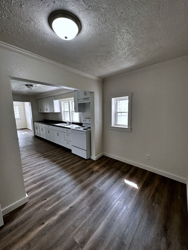 Building Photo - Totally Updated and Renovated 2 Bedroom Ho...