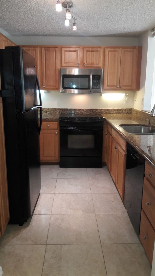Building Photo - BACK ON THE MARKET-ANNUAL UNFURNISHED 3/2 ...