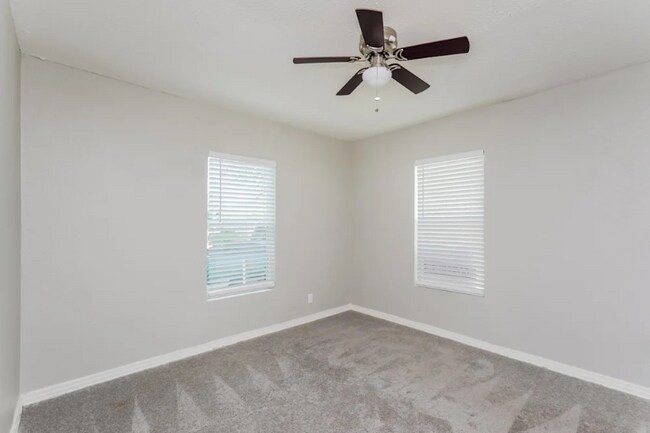 Building Photo - 5111 Royal Dr