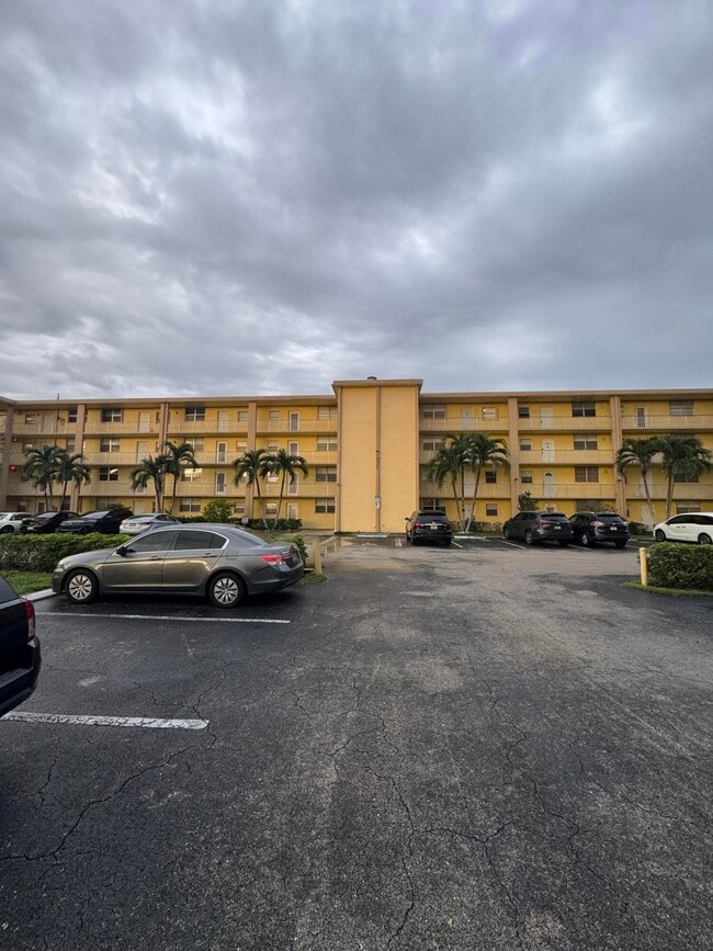Building Photo - 9949 Sandalfoot Blvd