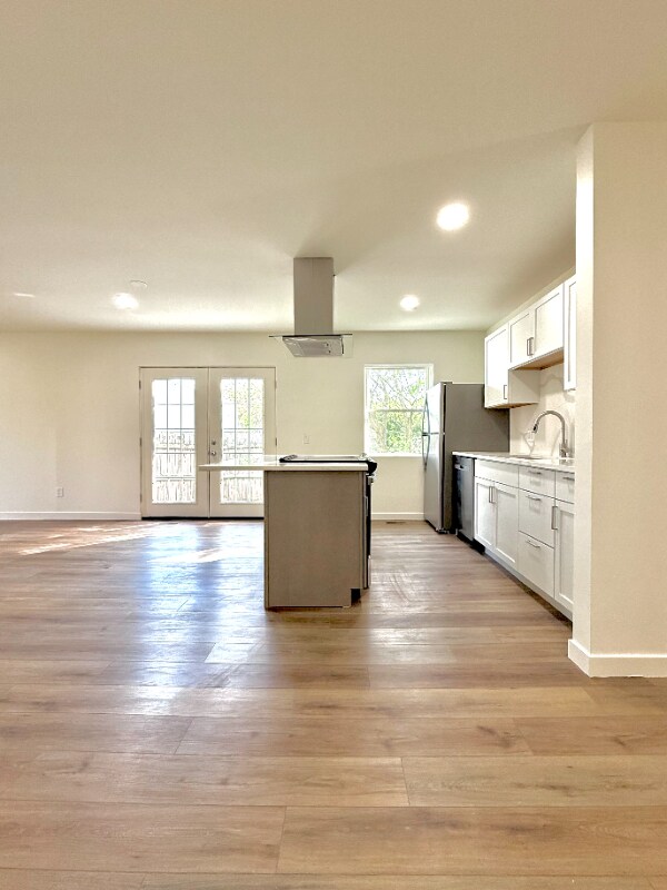 Foto del edificio - 6386-6386 Shelton Ct