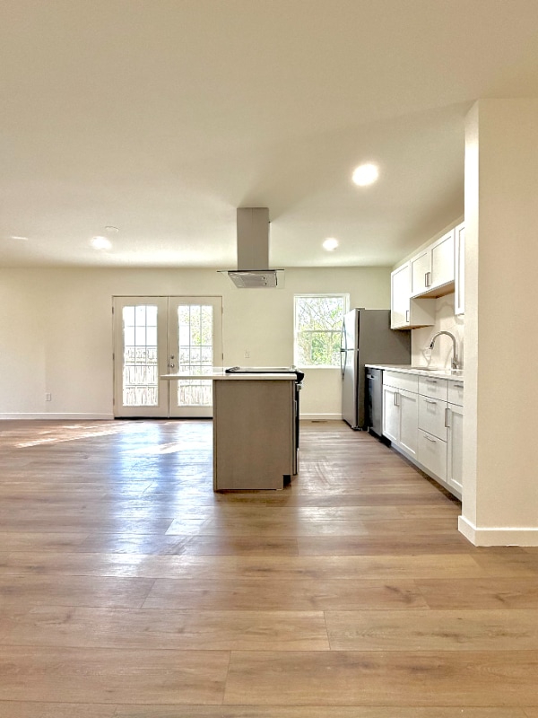 Building Photo - 6386-6386 Shelton Ct
