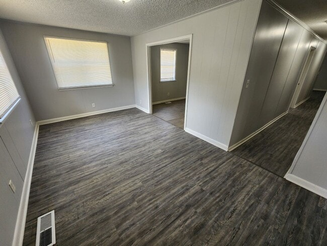 Building Photo - 1501 Bishop Warren Dr
