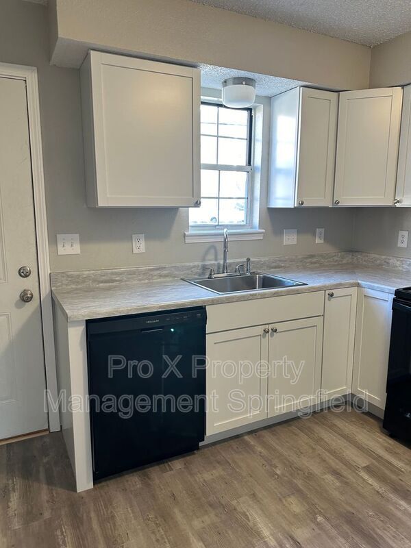Foto del edificio - 214 W Madison St
