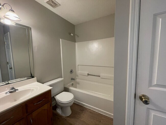 Foto del edificio - VILLAGES OF PLUM POINT, NEW FLOORS!