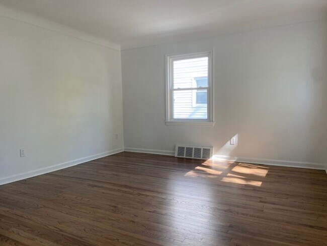 Building Photo - COMING SOON! GORGEOUS 3 BED 2 BATH BUNGALO...