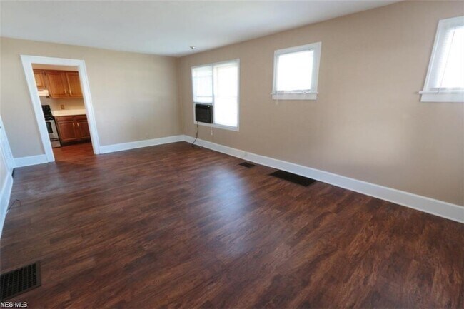 Building Photo - 2451 Oakwood Ave