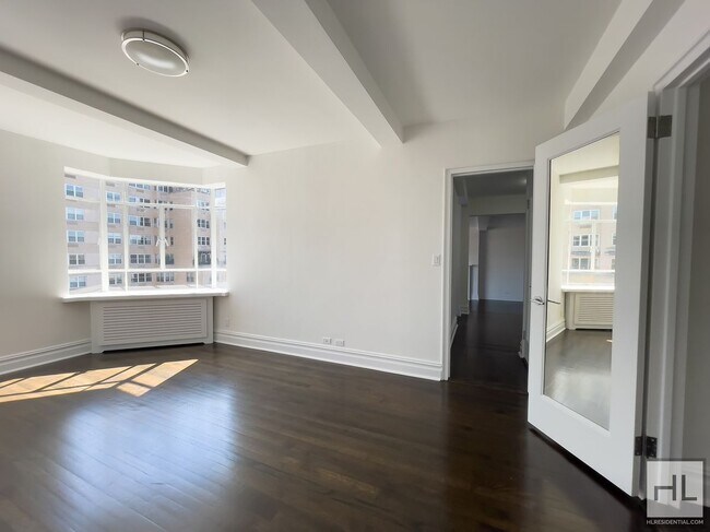 Building Photo - 5 AVENUE