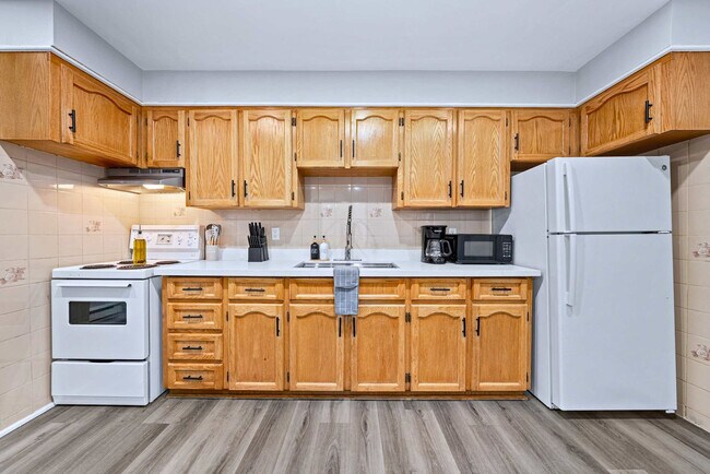 Building Photo - 168 McCaul St