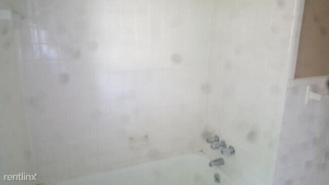 Foto del edificio - 3 br, 2 bath House - 17 Holmsby Ln