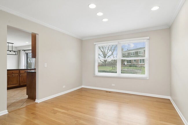 Building Photo - 10 Fairview Ave