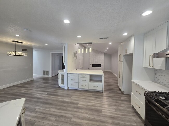 Building Photo - Beautiful Rental in Fountain Valley