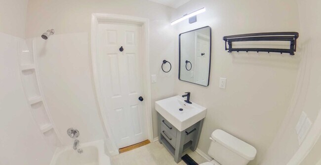 Foto del edificio - 3D Tour Available - Recently Remodeled + Fenced-in Yard + Washer & Dryer! Available September 3rd!