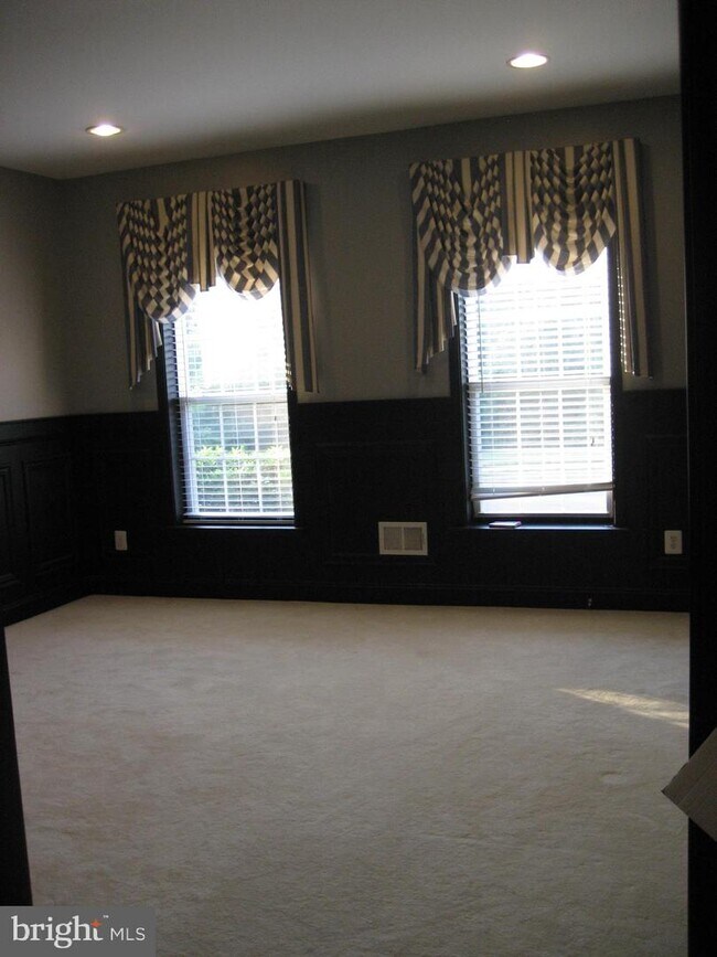 Building Photo - 13201 Village Square Dr