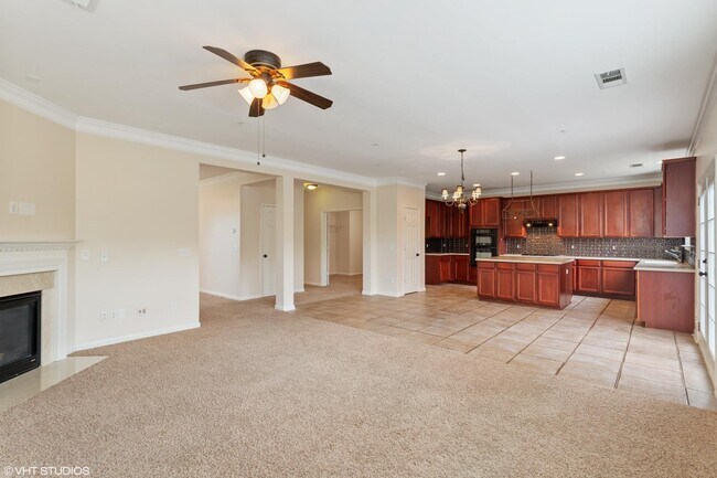 Foto del edificio - 379 Roseglen Dr NW