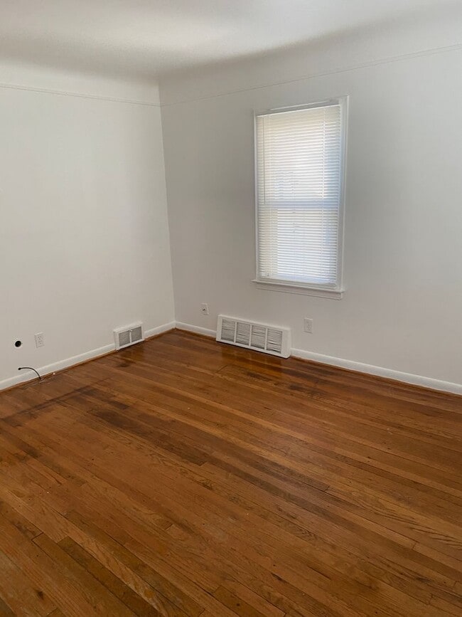 Foto del edificio - 3 bedroom 2 bath bungalow with basement and garage in Wayne