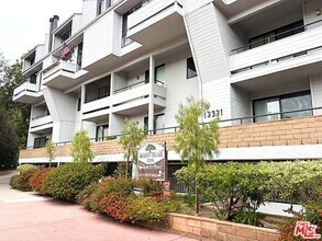 Building Photo - 13331 Moorpark St