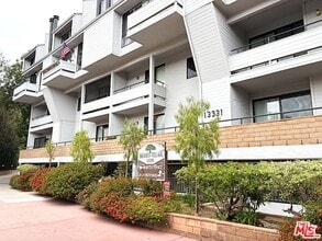 Building Photo - 13331 Moorpark St