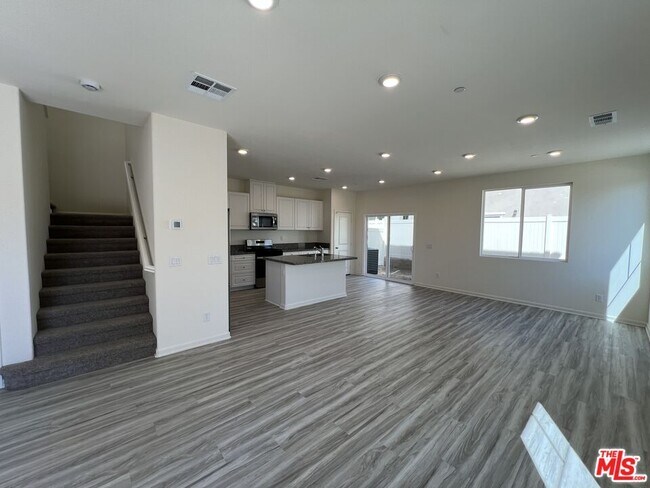 Foto del edificio - 25198 Harmony Ave