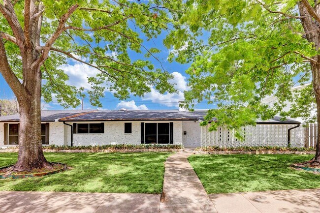 Building Photo - 5302 Saxon Dr