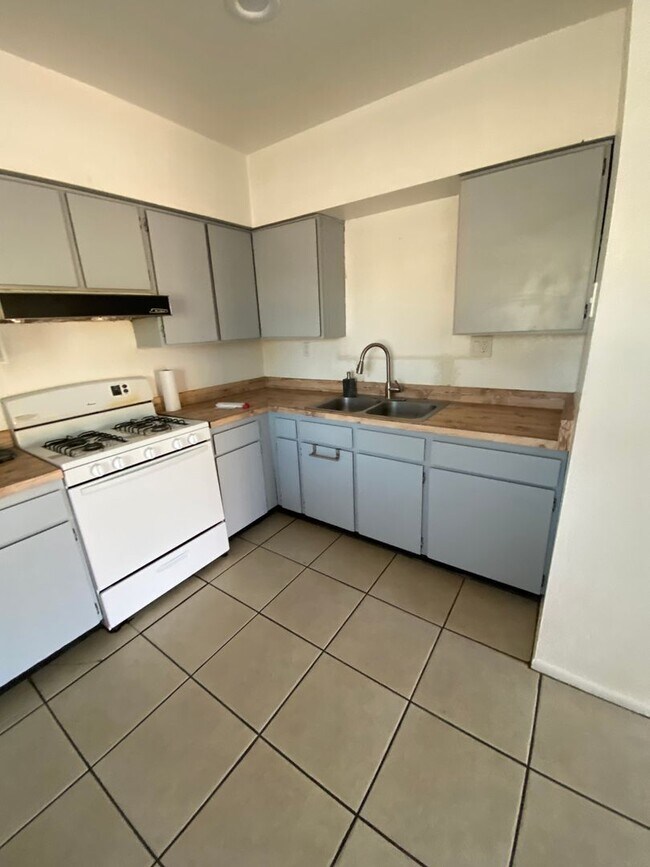 Building Photo - Fontana Triplex