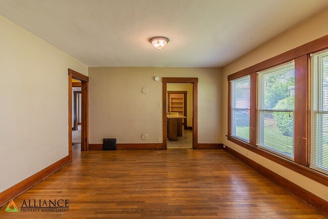 Building Photo - Ideal Location! Next to KSU!
