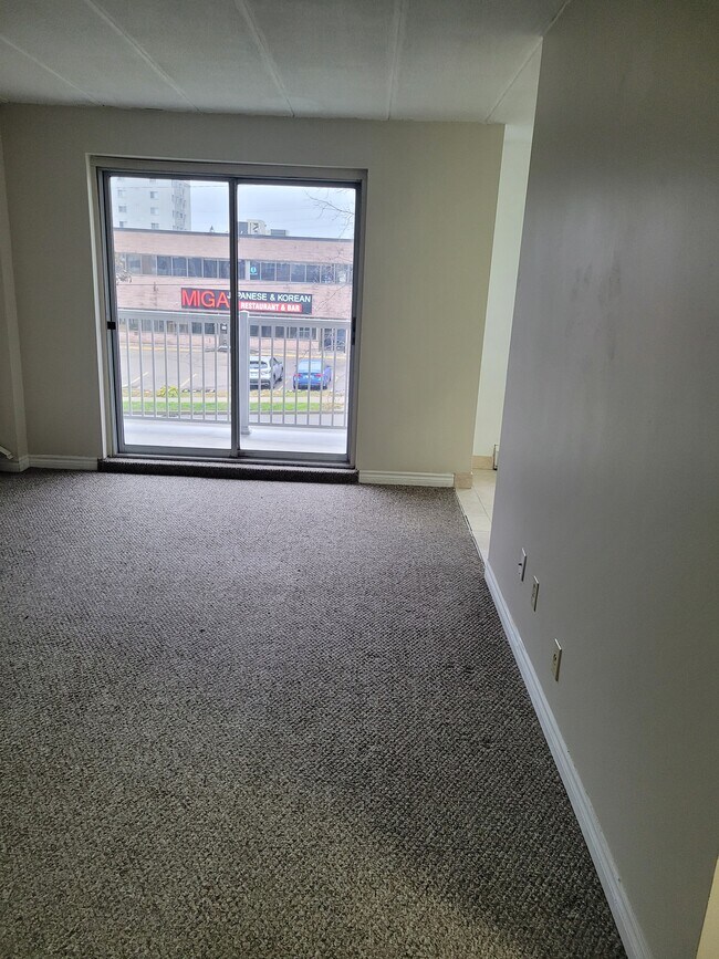 Photo du bâtiment - SPACIOUS TWO BEDROOM UNIT WITH BALCONY
