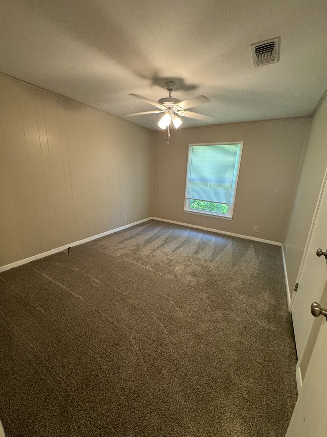 Building Photo - 2210 Robinwood Ln