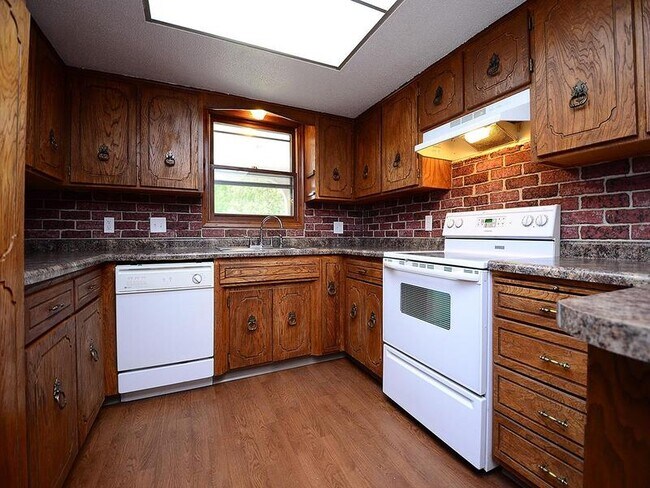 Building Photo - 2021 E Dodge St