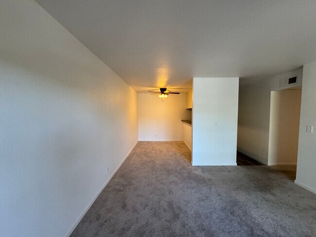 Building Photo - Updated 2 bedroom 2 bath -Lesley Reilly Pr...