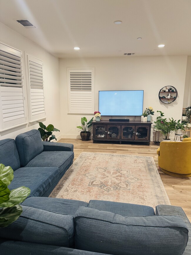 Building Photo - 857 Barney Cmn