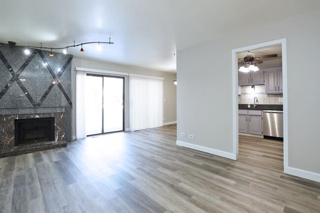 Building Photo - 236 Deerpath Ct