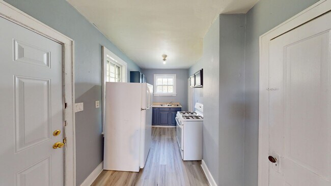Building Photo - 2 Bedroom w/ large yard, 1st floor laundry