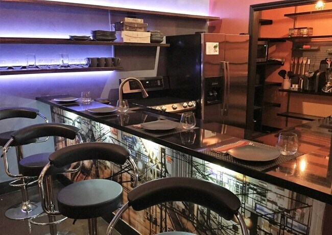 Kitchen bar - 915 N San Jacinto St
