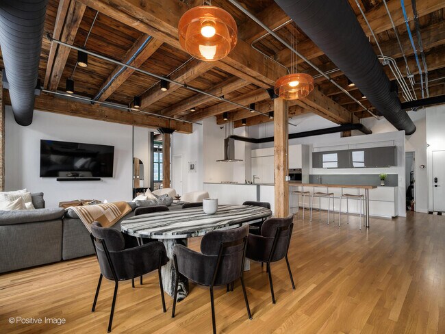 Foto del edificio - 312 N May St